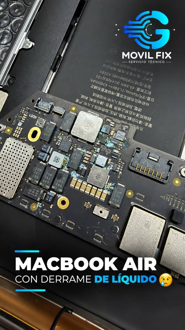 Placa de MacBook Air con corrosión por derrame de líquido