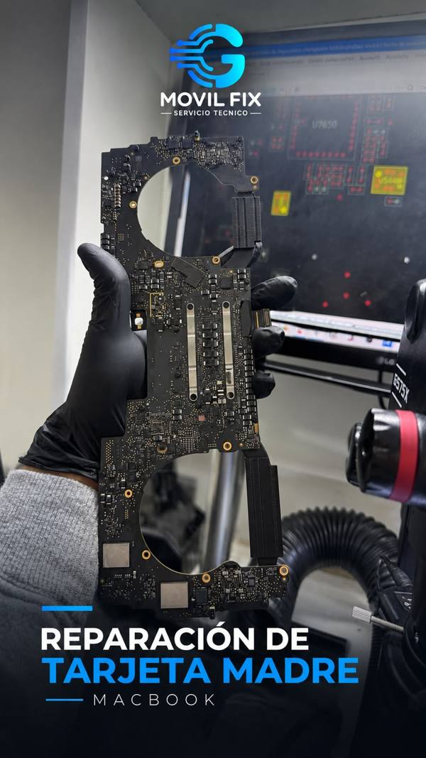 Técnico de MovilFixG sosteniendo la placa lógica de un MacBook durante su reparación
